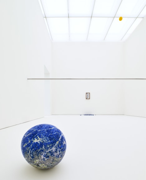 Installation view: Alicja Kwade, Die Notwendigkeit der Dinge (The Necessity of Things), museum Voorlinden, Wassenaar. Photo: Antoine van Kaam