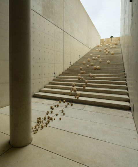 Alicja Kwade, Die Menge des Moments, 2015/2020, Installation view: Kausalkonsequenz, Langen Foundation, Neuss, 2020
