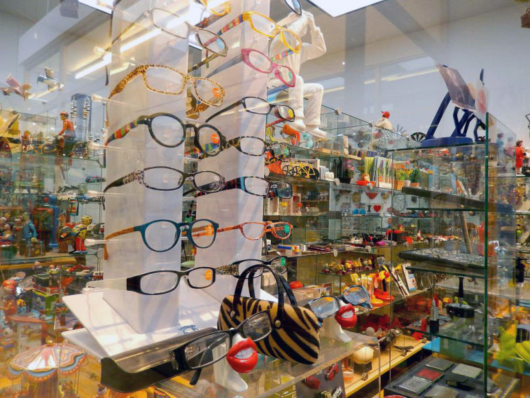 Hans-Peter Feldmann, Installation view: Laden 1975-2015, Lenbachhaus, Munich, 2015