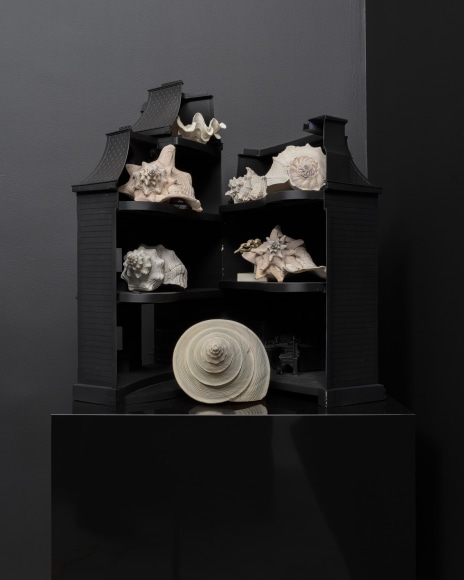 Jonathan Horowitz & Rob Pruitt, Peacock Hill Dollhouse (Shells)