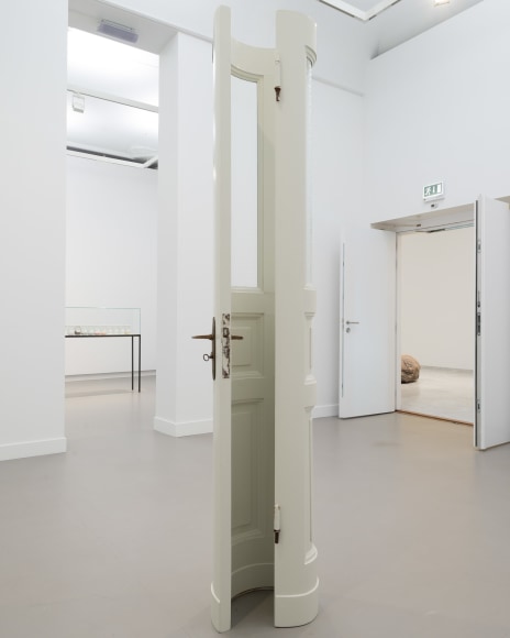 Alicja Kwade, Eadem Mutata Resurgo, 2013
