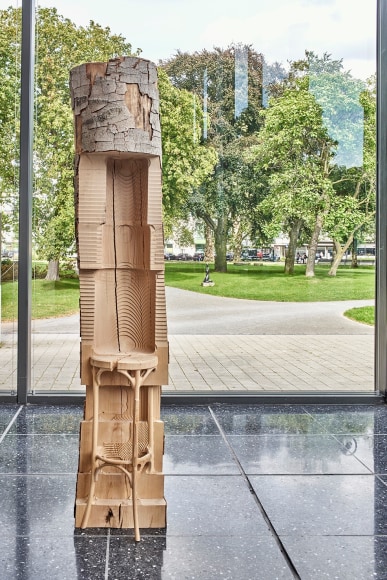 Alicja Kwade, abarstoolisabarstoolisabarstool, 2019, Lehmbruck Museum, © die Künstlerin, Foto Dejan Saric
