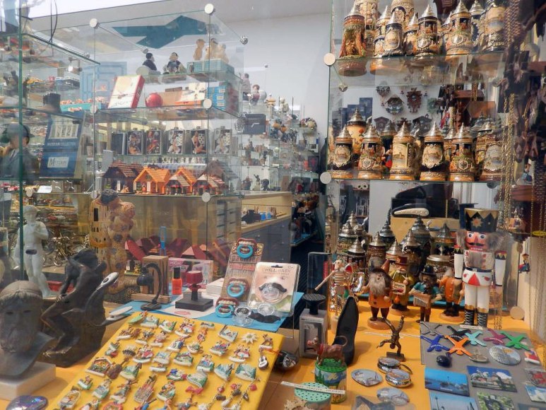 Hans-Peter Feldmann, Installation view: Laden 1975-2015, Lenbachhaus, Munich, 2015