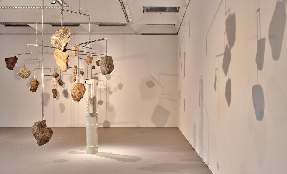 Alicja Kwade, Superheavy Skies, 2022 (links), Eadem Mutata Resurgo, 2013 (Mitte), Lehmbruck Museum, © die Künstlerin, Foto Dejan Saric