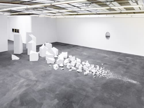 Etwas Abwesendes, dessen Anwesenheit erwartet wurde, exhibition view, Johann K&ouml;nig, Berlin, 2015