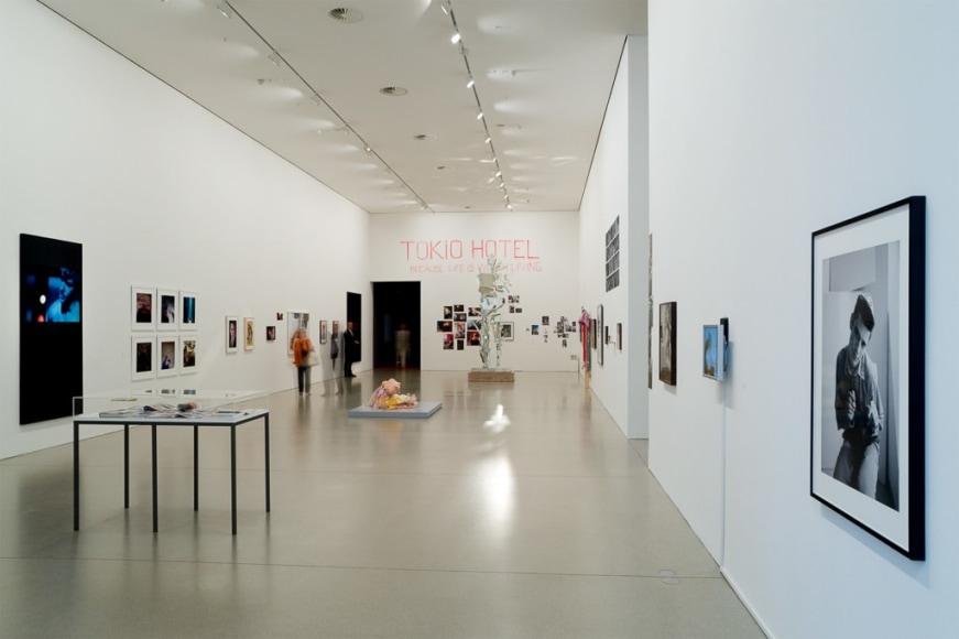 Freeway Balconies, curated by Collier Schorr, Installation view: Deutsche Guggenheim, Berlin, 2008