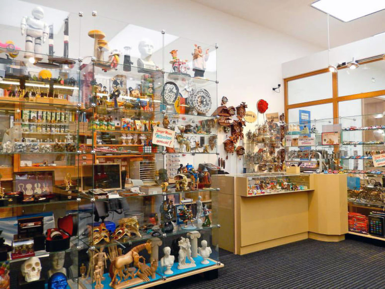 Hans-Peter Feldmann, Installation view: Laden 1975-2015, Lenbachhaus, Munich, 2015