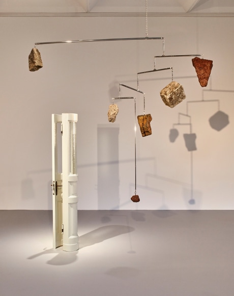 Alicja Kwade, Eadem Mutata Resurgo, 2013 (links), Superheavy Skies, 2022 (rechts), Lehmbruck Museum, © die Künstlerin, Foto Dejan Saric