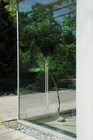 Nina Canell, Installation view:&nbsp;The New Mineral,&nbsp;Neuer Aachener Kunstverein, 2009, Photo: Robin Watkins