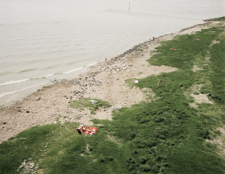 Andreas Gursky, D&uuml;sseldorf, Rhein, 1985