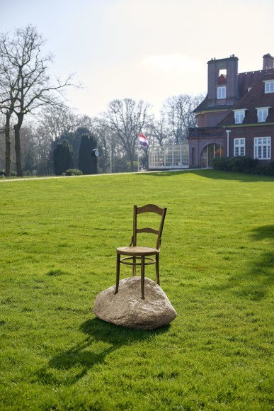 Installation view: Alicja Kwade, Die Notwendigkeit der Dinge (The Necessity of Things), museum Voorlinden, Wassenaar. Photo: Antoine van Kaam
