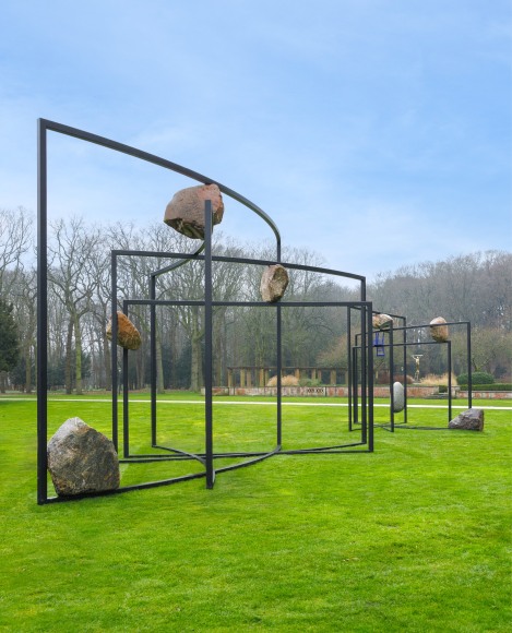 Installation view: Alicja Kwade, Die Notwendigkeit der Dinge (The Necessity of Things), museum Voorlinden, Wassenaar. Photo: Antoine van Kaam