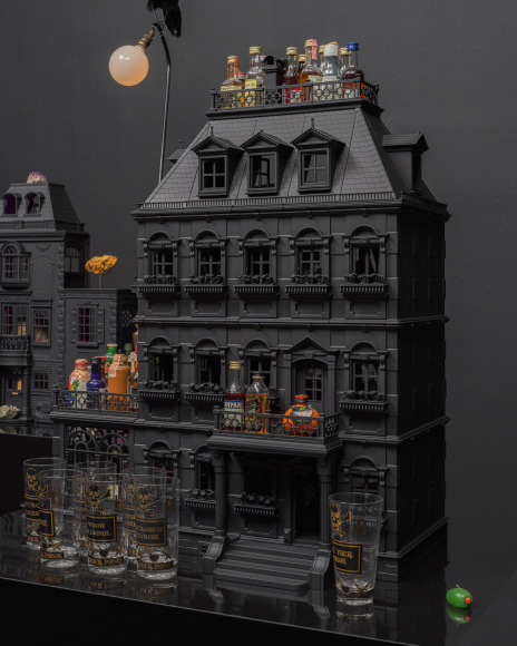 Jonathan Horowitz & Rob Pruitt, Peacock Hill Dollhouse (Minibar)