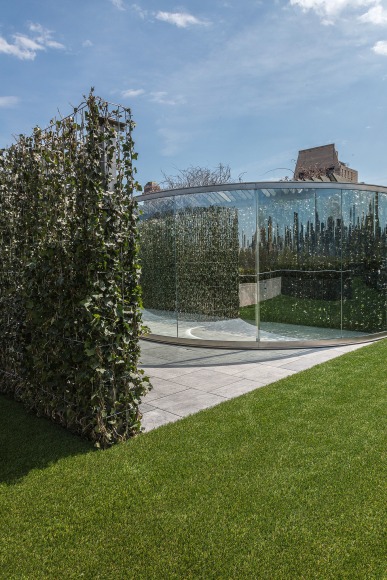 Dan Graham with Günther Vogt, Hedge Two-Way Mirror Walkabout, 2014
