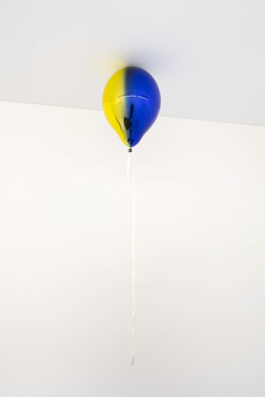 Jeppe Hein, Medium Yellow and Dark Blue Mirror Balloon (vertical), 2019
