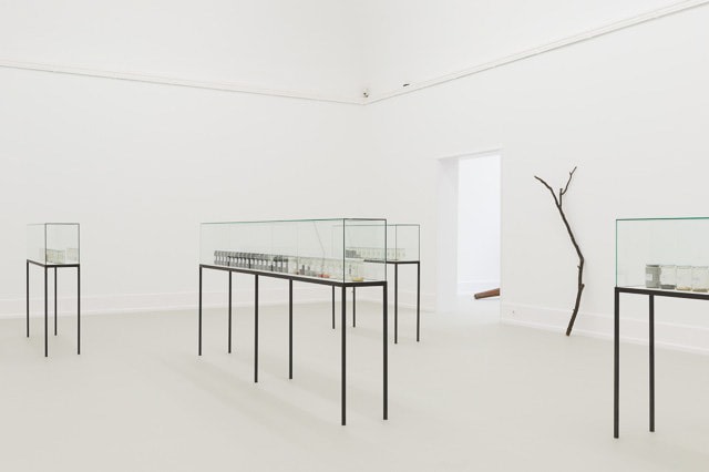 Alicja Kwade, Warten auf Gegenwart II, Installation at Kunsthalle Nürnberg, 2015
