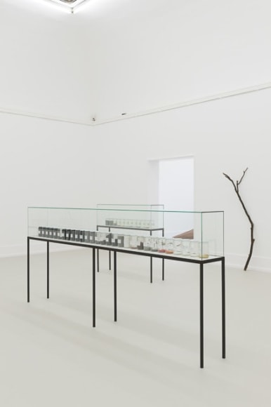 Alicja Kwade, Warten auf Gegenwart II, Installation at Kunsthalle Nürnberg, 2015