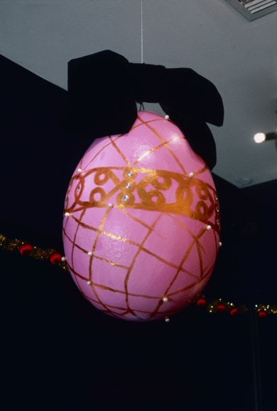 Karen Kilimnik, Fabergé Egg, 2001