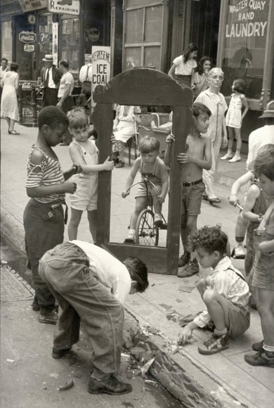 Helen Levitt New York City, circa 1940