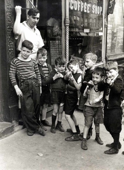 Helen Levitt New York City, 1937