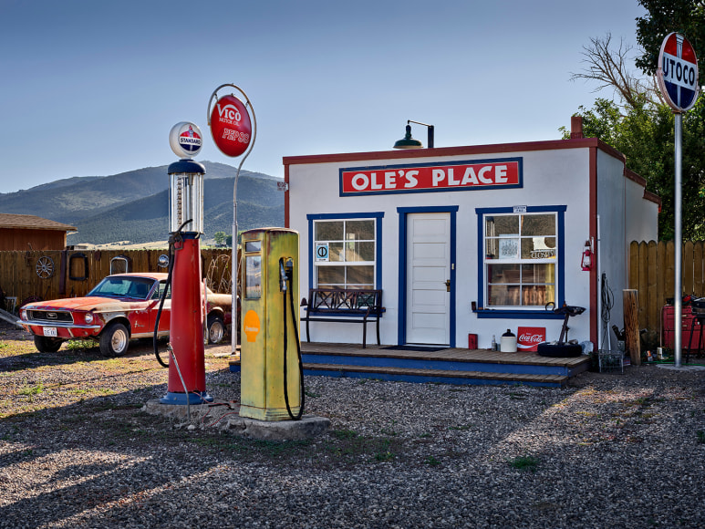 Luca Campigotto, Greenwich, Utah, 2019 gast station 1968 Mustang