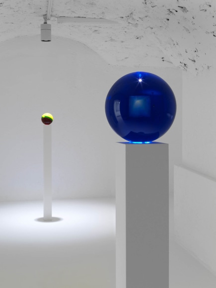 Installation view: Helen Pashgian, New Lenses and Spheres