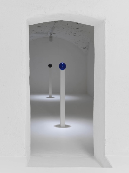 Installation view: Helen Pashgian, New Lenses and Spheres