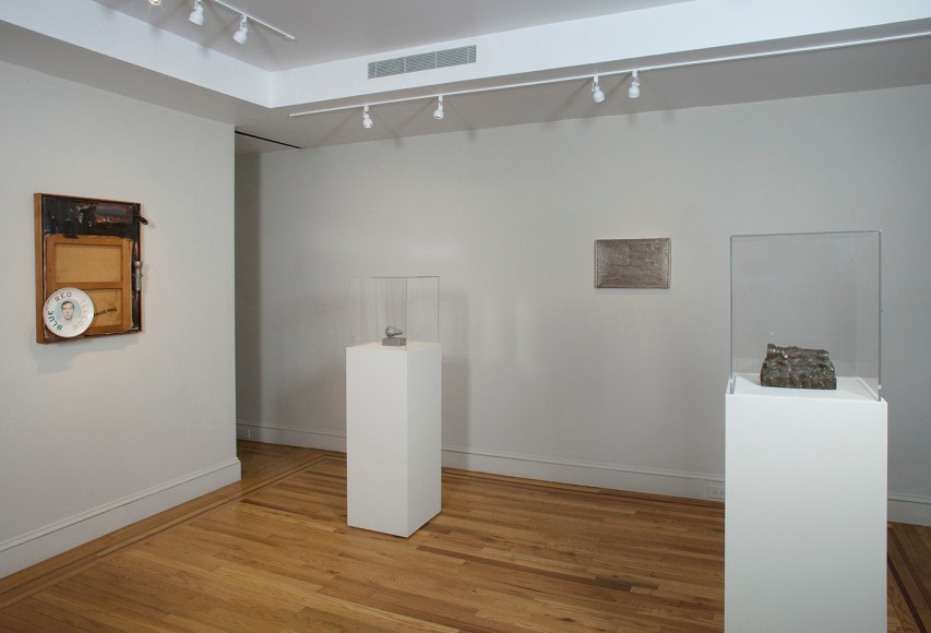 Installation view of Jasper Johns: Sculptures and Related Paintings 1957-1970 at Craig F. Starr Gallery