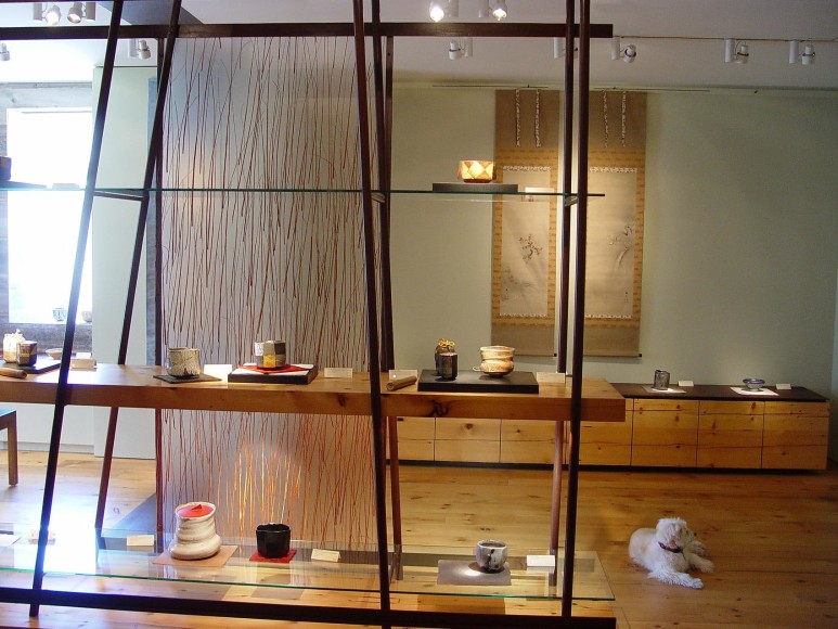 Click the photo for further images of the installation of the Ajiki Hiro show.