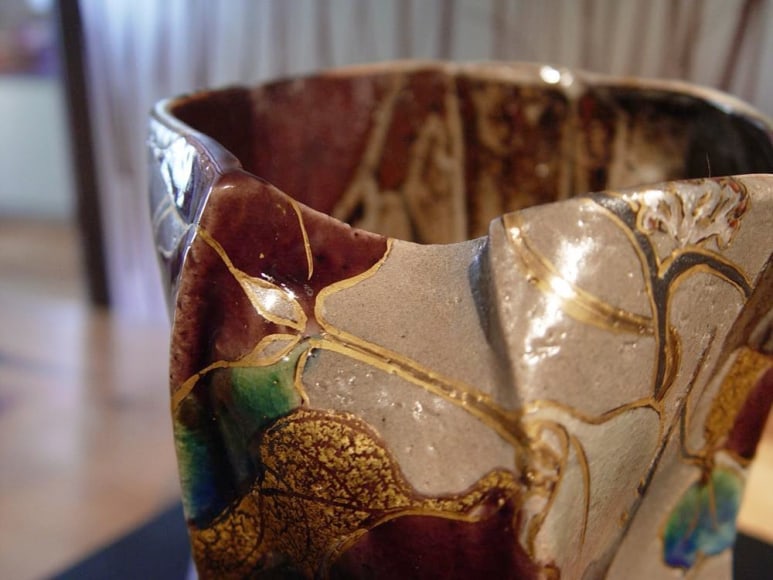 Softly pleated vessel with separate ladle-rest decorated with motif of grasses, 2012