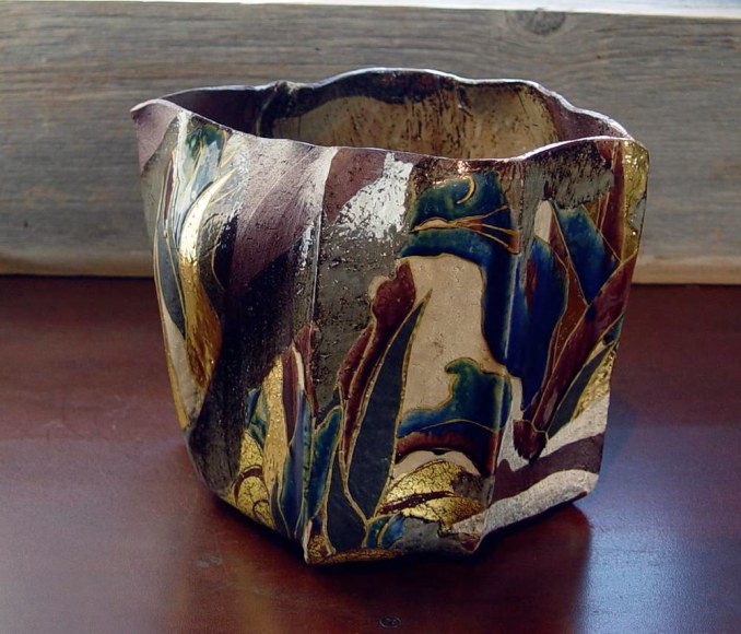 Softly pleated vessel with separate ladle-rest decorated with motif of the Yatsuhashi Eight Bridges, 2012