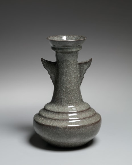 Rice-colored craquelure celadon (beishoku) furling-block (kinuta)-shaped base with wings