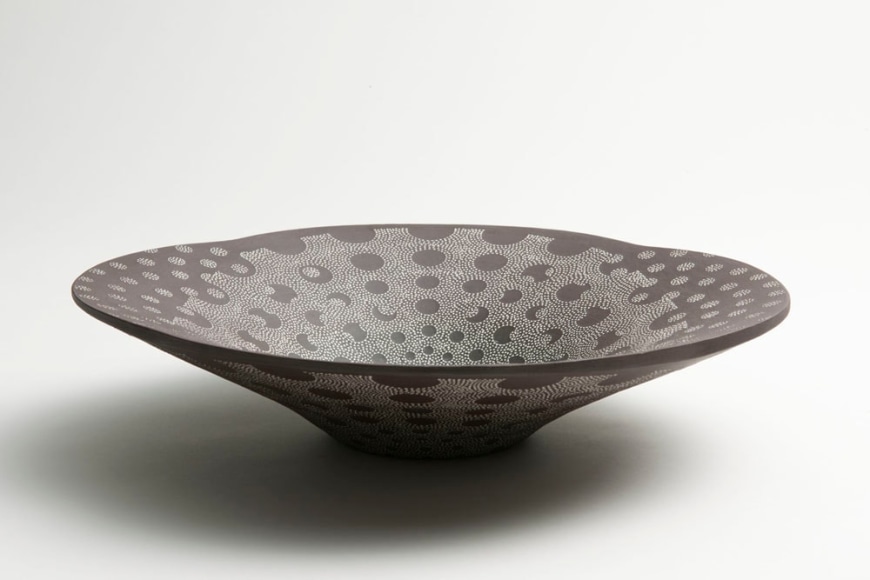 Kitamura, Junko, Kitamura Junko, contemporary, Japanese, ceramics, dots, concentric, design, textile, black, brown, white, stoneware, slip, glaze, inlay, flat, bowl, vessel, 2014