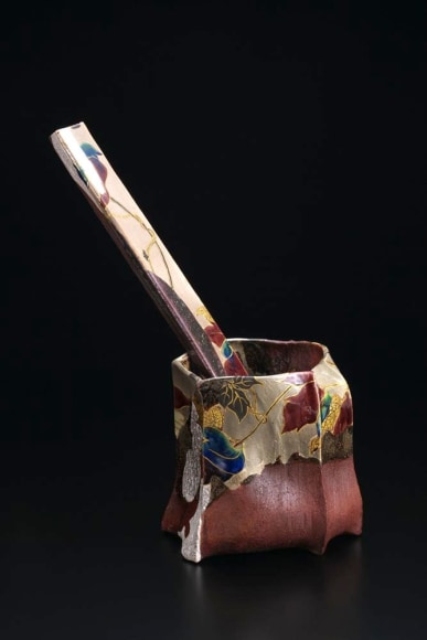 Softly pleated vessel with separate ladle-rest decorated with motif of grasses, 2012