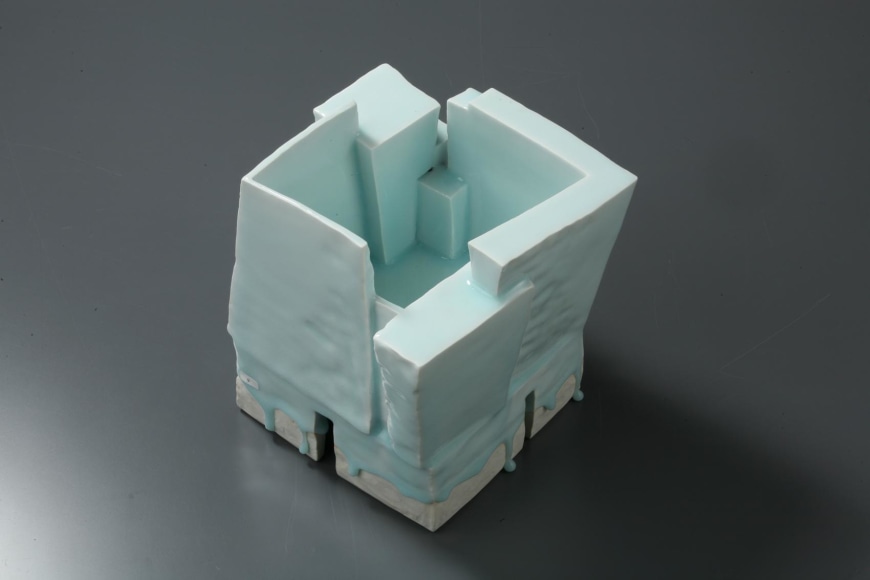 Kay&ocirc; - Cube shaped ancient Chinese house-inspired sculpture with blue-white seihakuji glaze  (Inv# 6255)