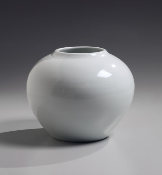Kondō Yūzō (1902-1985), Round white vessel