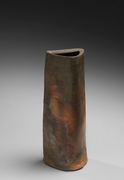 Bizen triangular, columnar vase with kiln effect