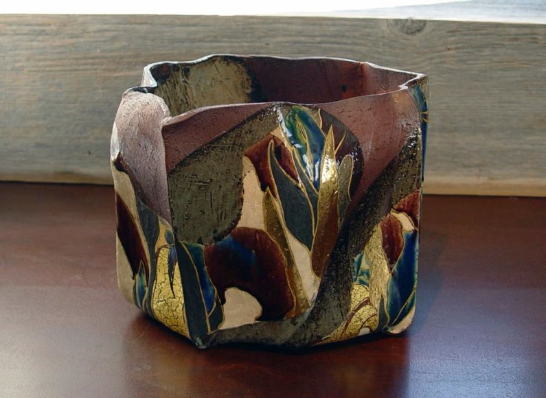 Softly pleated vessel with separate ladle-rest decorated with motif of the Yatsuhashi Eight Bridges, 2012