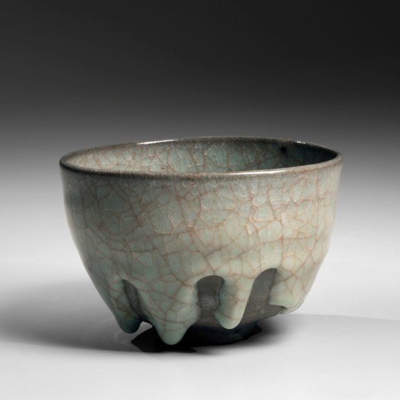 Rice-colored (beishoku) dripping, craquelure celadon teabowl