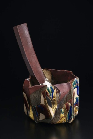 Softly pleated vessel with separate ladle-rest decorated with motif of the Yatsuhashi Eight Bridges, 2012