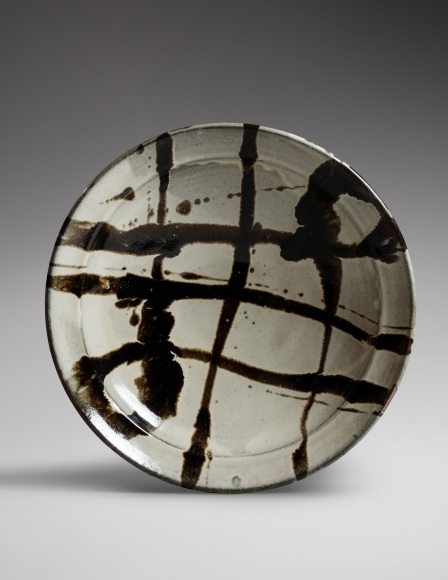 HAMADA SHŌJI (1894-1978). Gran plato de gres con esmalte &laquo;nuka&raquo; y decoraci&oacute;n en negro. ca. 1950-60. Di&aacute;metro, 50,2 cm. Foto: Richard Goodbody. Courtesy of Joan B Mirviss LTD.