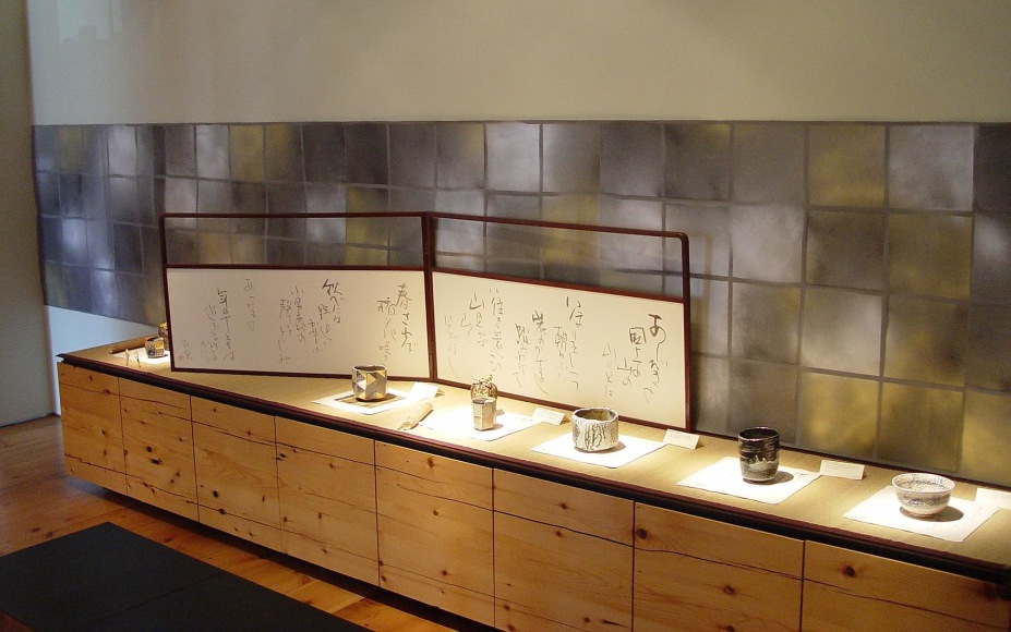 Click the photo for further images of the installation of the Ajiki Hiro show.