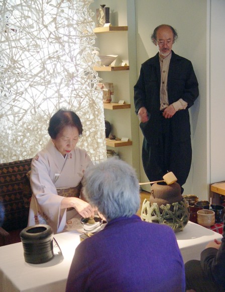 Click the image for further photos of the tea ceremonies hosted by Ajiki Hiro to accompany the gallery show. The tea preparation is by Nagase Yasuko and Ajiki Tatsue. 