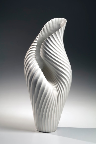 Standing curled up leaf-shaped sculpture&nbsp;, 2015