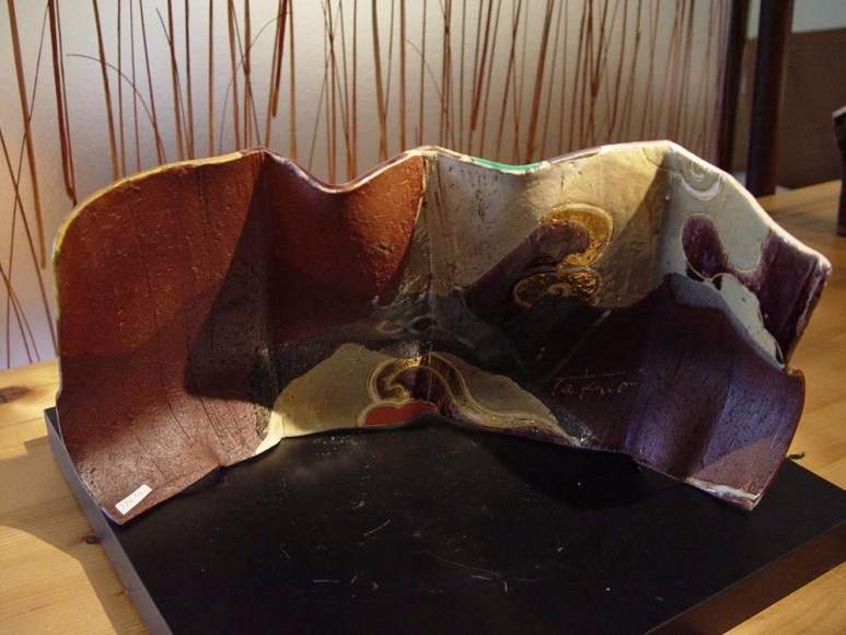 Pair of undulating screen-like forms with abstract kutani-glazed rimpa-inspired decoration of dragon-shaped cloud, 2012