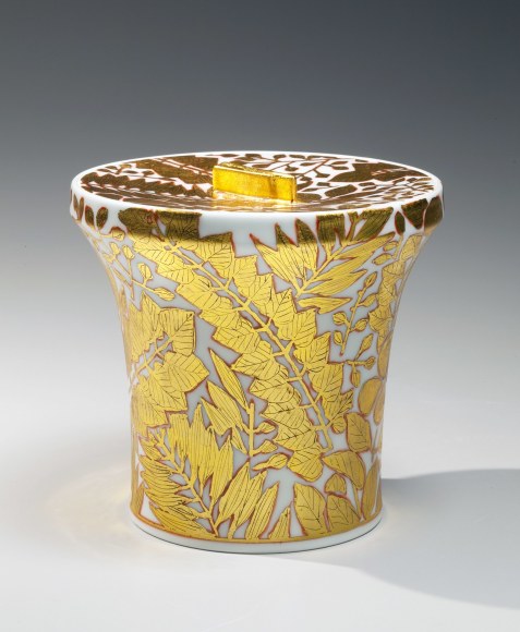 Ono Hakuko (1915-1996), Covered flaring standing mizusashi (water jar) with overglaze red and fern-leaf design in gold&nbsp;