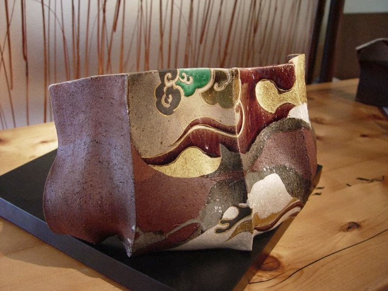 Pair of undulating screen-like forms with abstract kutani-glazed rimpa-inspired decoration of dragon-shaped cloud, 2012