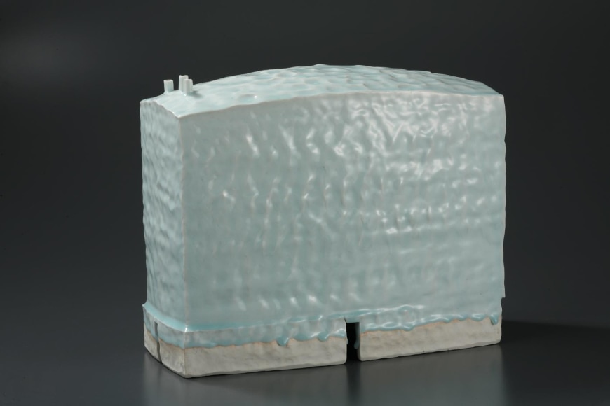 Kay&ocirc;  - Rectangular ancient Chinese house-inspired sculpture with blue-white seihakuji glaze (Inv# 6247)