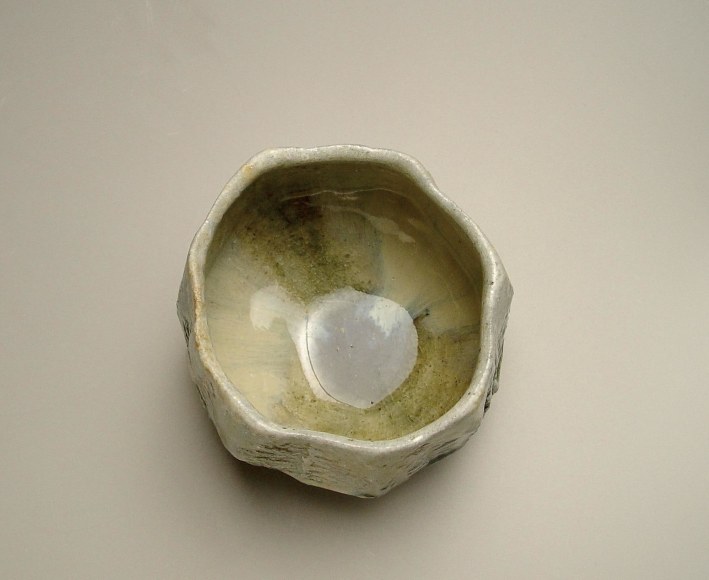 Split-footed Tanba teabowl with ash glaze and iron oxide underglaze