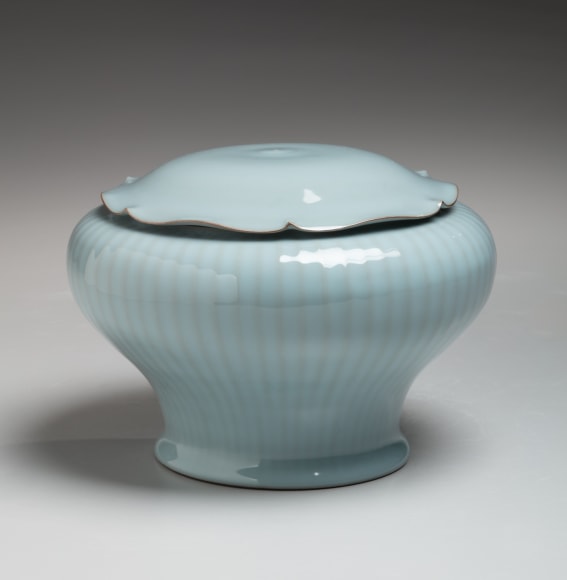 Bulbous, fluted mizusashi (waterjar) with tapering foot and matching undulating scalloped cover, 1989